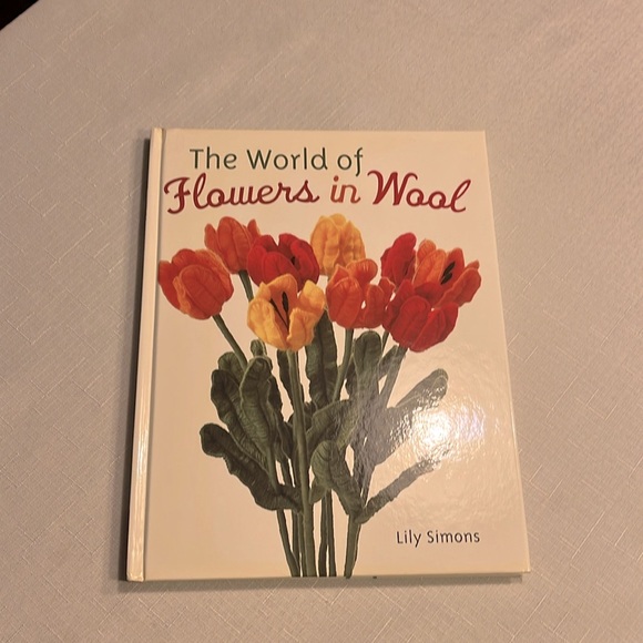 FLOWERS IN WOOL BOOK BY LILY SIMONS - Picture 5 of 15